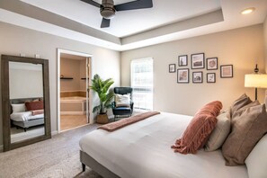 7 Schlafzimmer, Schreibtisch, Bügeleisen/Bügelbrett, Reisekinderbett