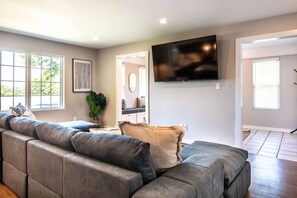 TV, table tennis - Family Retreat in Birmingham – 7BR/4BA (Birmingham)