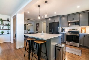Fridge, microwave, oven, stovetop - Family Retreat in Birmingham – 7BR/4BA (Birmingham)