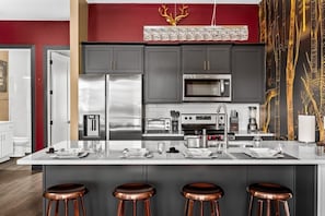 Kühlschrank, Mikrowelle, Ofen, Herdplatte