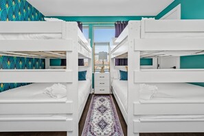 4 bedrooms, iron/ironing board, WiFi, bed sheets - 3 m Downtown ! Glam Haus! Large Groups (Nashville)