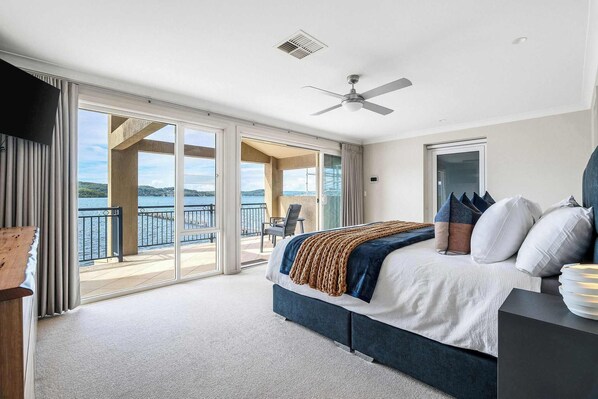 4 bedrooms, iron/ironing board, WiFi, bed sheets - Absolute Waterfront | Pool, Heated Spa, Sleeps 10. (Point Clare)
