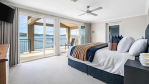 4 bedrooms, iron/ironing board, WiFi, bed sheets - Absolute Waterfront. Pool. Heated Spa. Sleeps 10 (Point Clare)