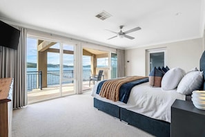 4 bedrooms, iron/ironing board, WiFi, bed sheets - Absolute Waterfront. Pool. Heated Spa. Sleeps 10 (Point Clare)