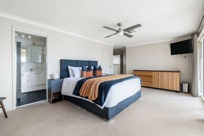 4 bedrooms, iron/ironing board, WiFi, bed sheets - Absolute Waterfront | Pool, Heated Spa, Sleeps 10. (Point Clare)