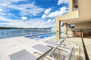 Terrace/patio - Serene by Coast Hosting (Point Clare)