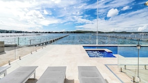 Pool - Absolute Waterfront. Pool. Heated Spa. Sleeps 10 (Point Clare)