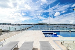 Pool - Absolute Waterfront. Pool. Heated Spa. Sleeps 10 (Point Clare)