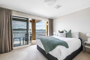 Room - Serene by Coast Hosting (Point Clare)