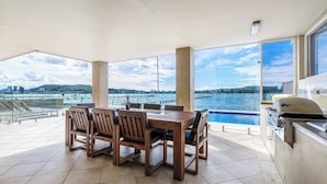 Dining - Absolute Waterfront. Pool. Heated Spa. Sleeps 10 (Point Clare)