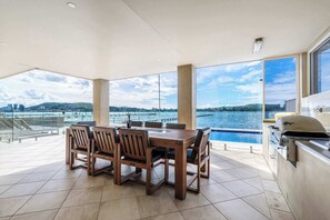Dining - Absolute Waterfront. Pool. Heated Spa. Sleeps 10 (Point Clare)