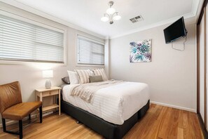 4 bedrooms, iron/ironing board, WiFi, bed sheets