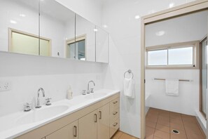 Shower, hair dryer, towels, shampoo - Absolute Waterfront. Pool. Heated Spa. Sleeps 10 (Point Clare)