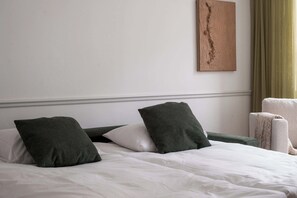 1 habitación, tabla de planchar con plancha, cuna de viaje y wifi 