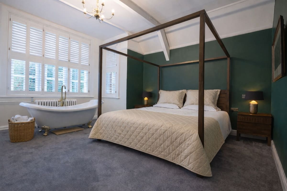 Suite Deluxe, baño en la habitación | Ropa de cama de alta calidad y espacio para trabajar con laptop