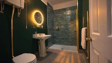 Suite, Ensuite | Bathroom | Free toiletries, hair dryer, towels, soap