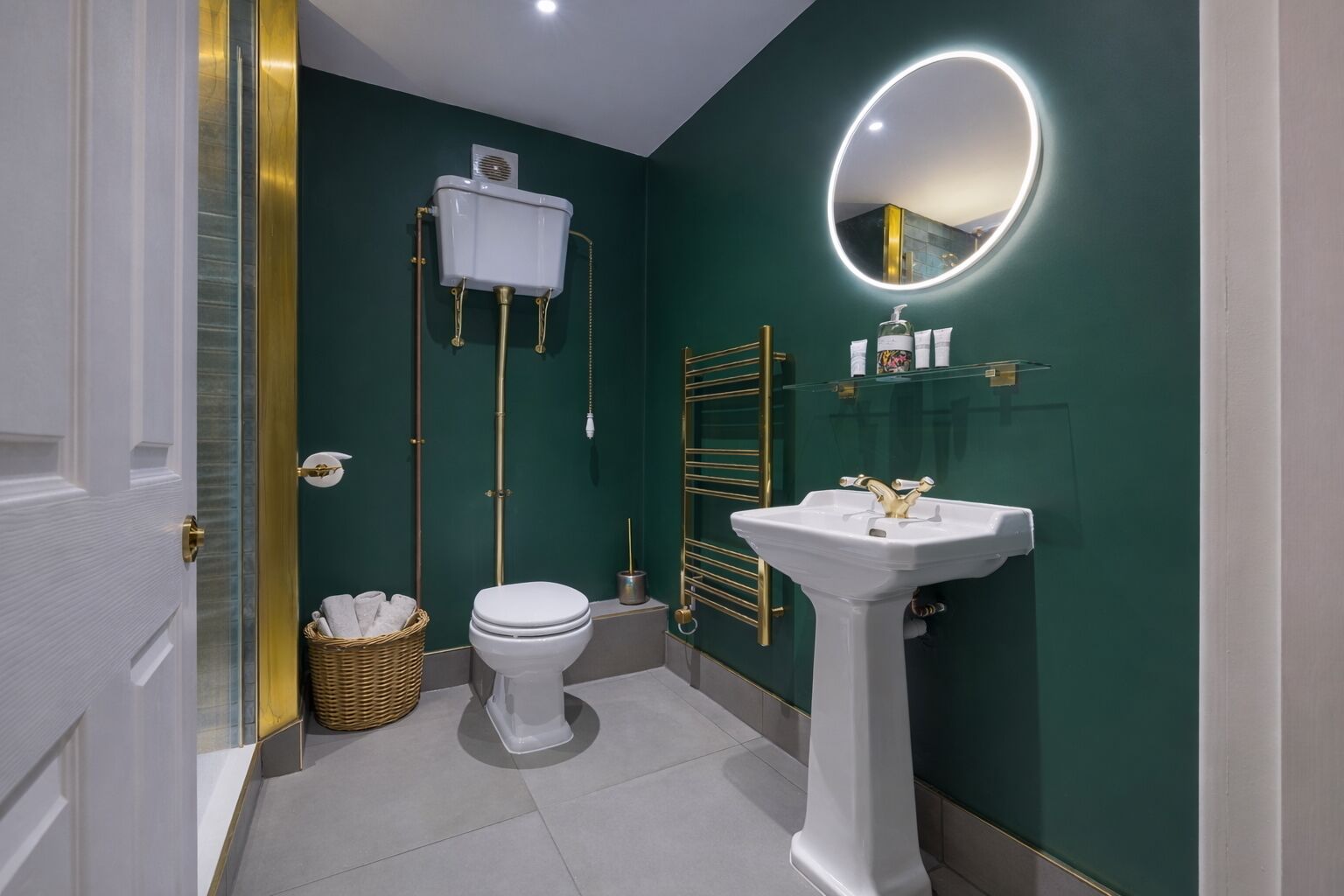 Un bagno moderno con il water, un lavandino e uno specchio fissato alla parete.