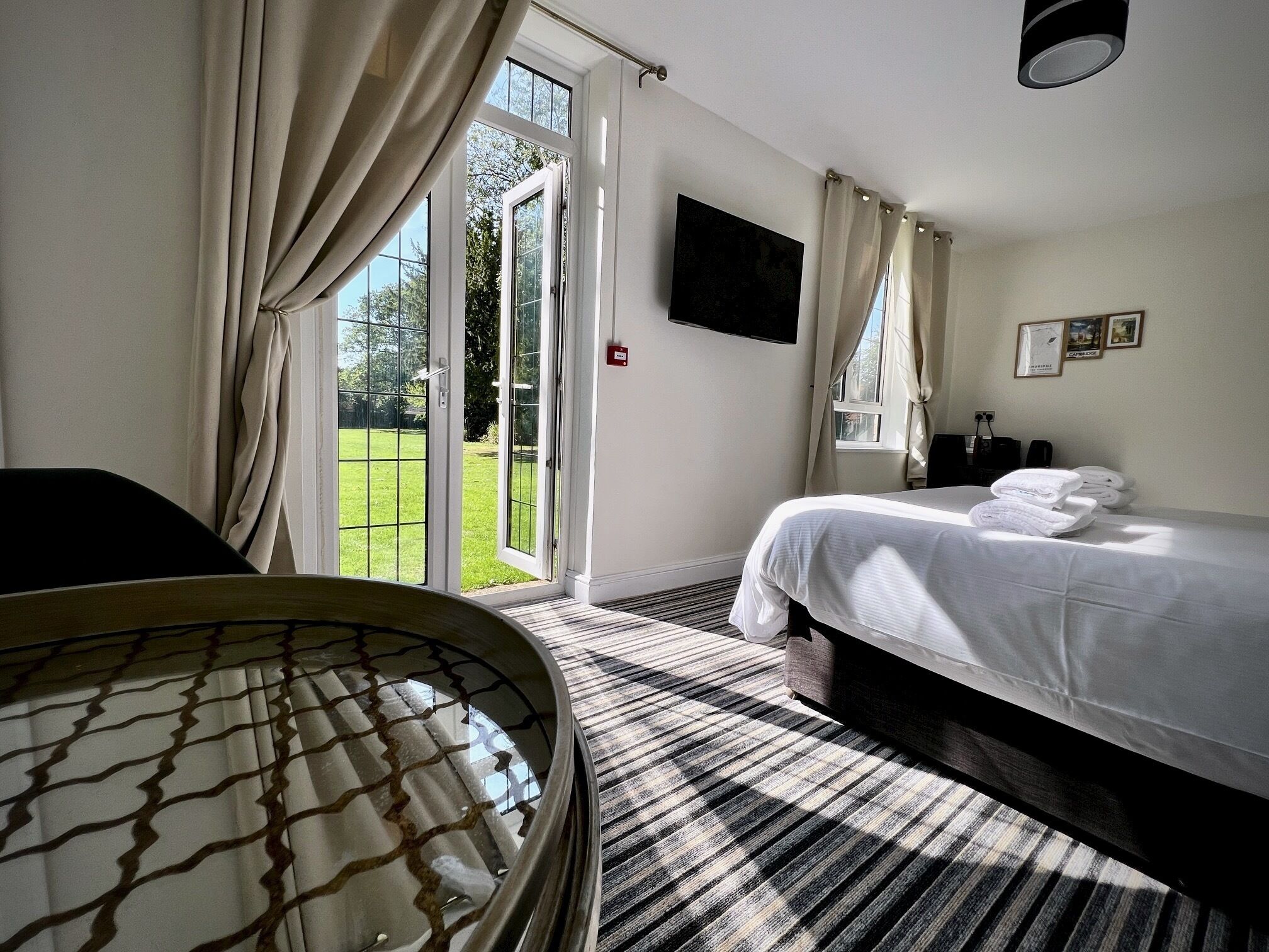 Double Room with Patio | Ropa de cama de alta calidad y espacio para trabajar con laptop 