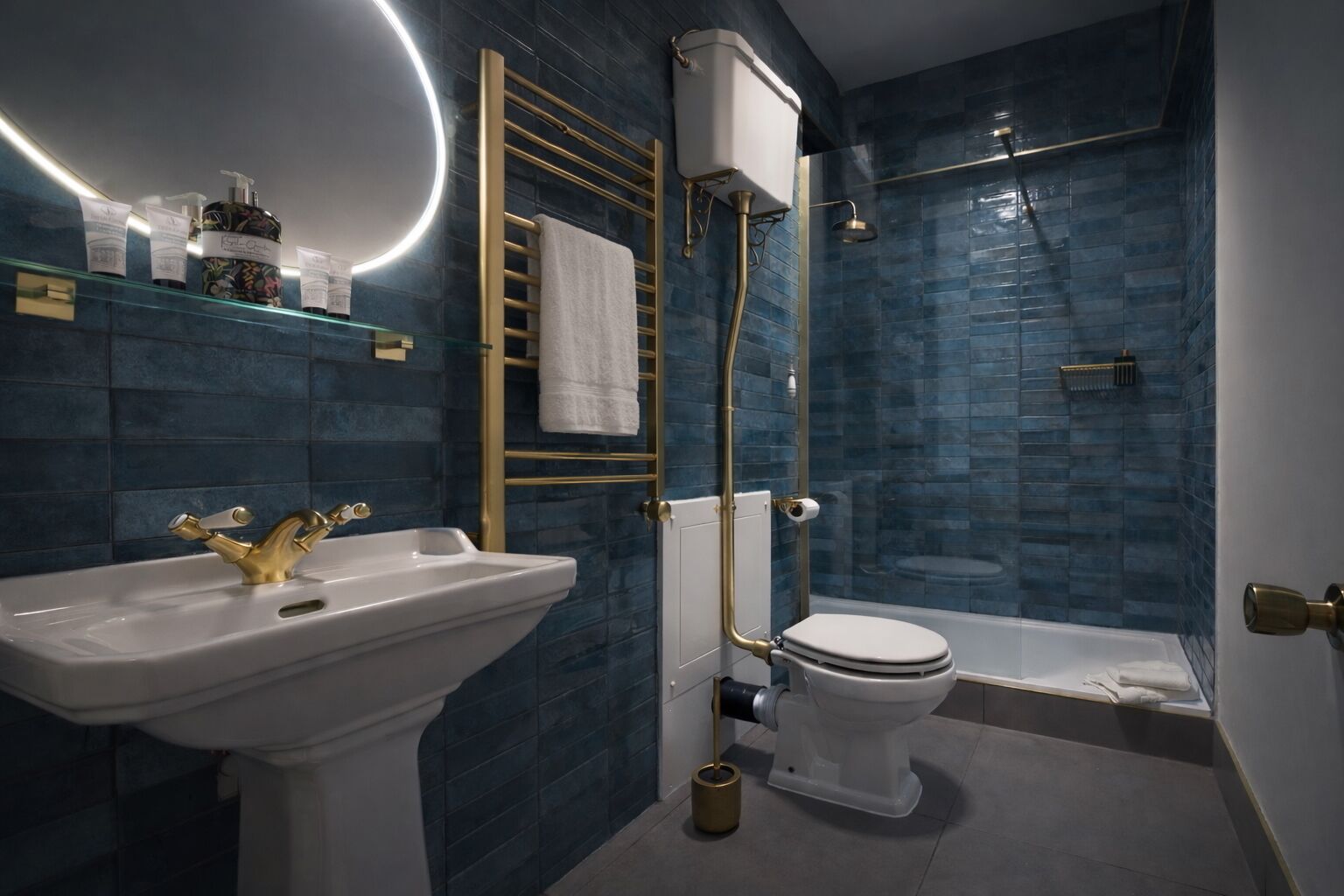 Deluxe Suite, Ensuite | Bathroom | Free toiletries, hair dryer, towels, soap