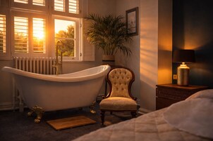 Deluxe Suite, Ensuite | Premium bedding, laptop workspace, iron/ironing board, free WiFi