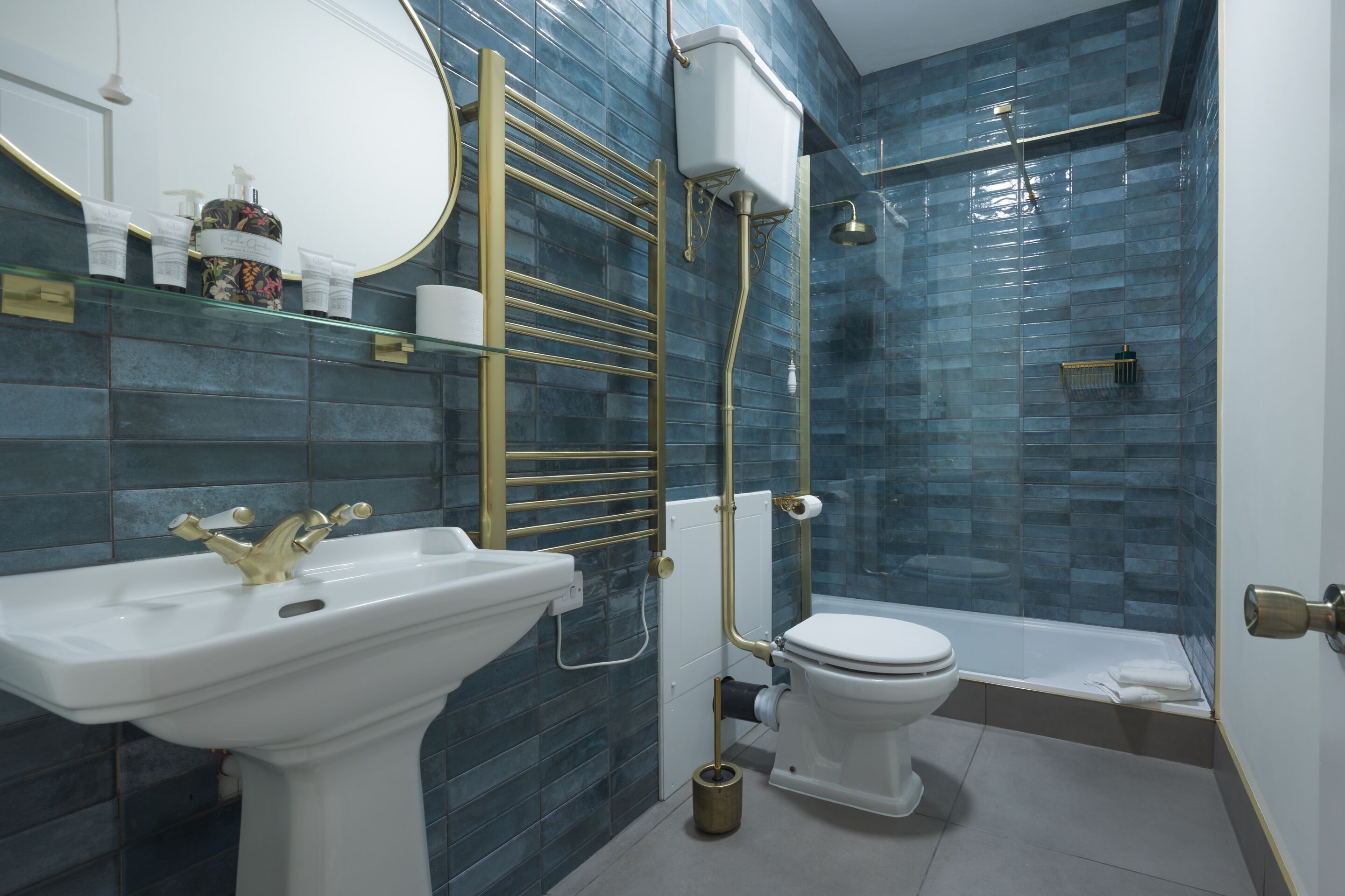 Suite Deluxe | Baño | Artículos de higiene personal gratuitos, secador de pelo y toallas