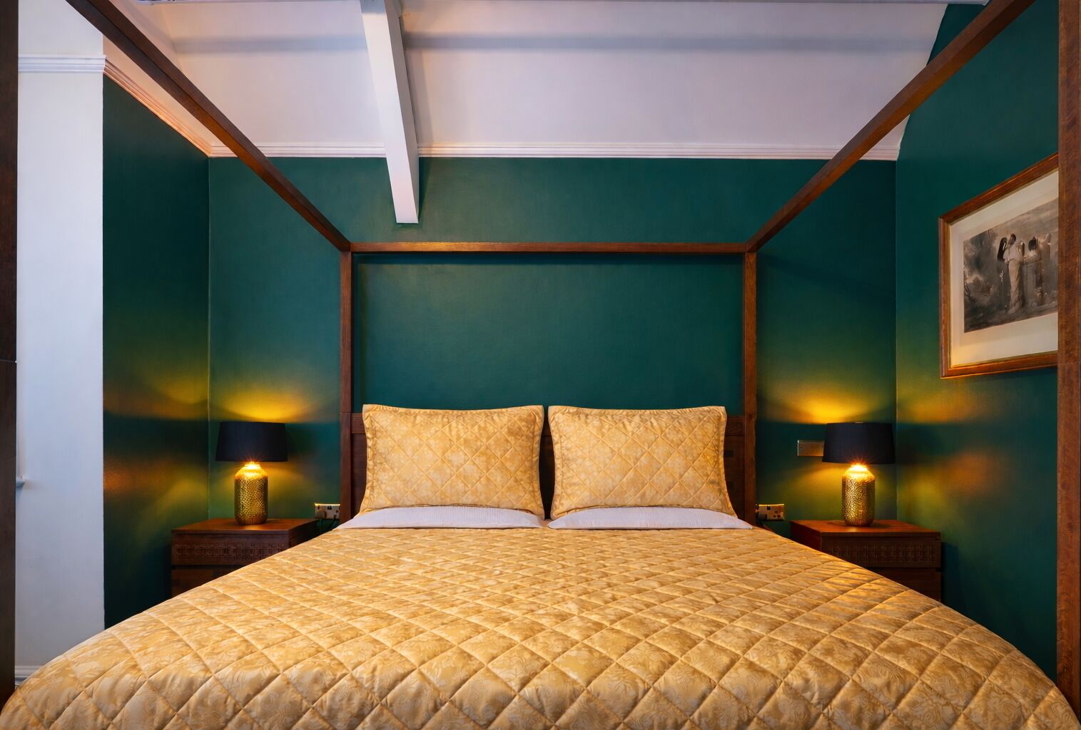 Een kamer met een groot bed, twee nachtkastjes en twee wandlampen.