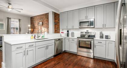 Charming 2-story on Historic City Park Ave in German Village. Pet-friendly sleeps 5.