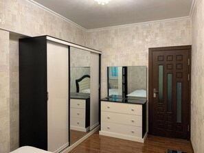 2 bedrooms, iron/ironing board, WiFi