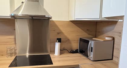 Shalom - Private Room in Shared Apartment with All Conveniences
