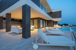 住宿正面 (夜晚)