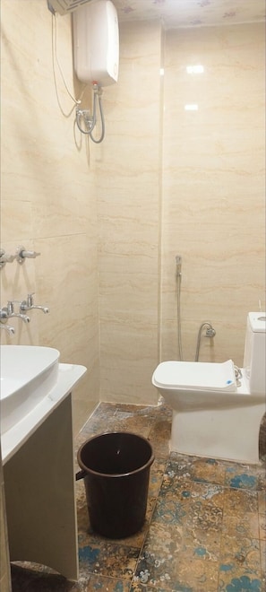 Doppelzimmer | Badezimmer | Dusche, kostenlose Toilettenartikel, Handtücher, Seife