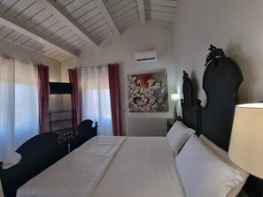 2 bedrooms, desk, iron/ironing board, free WiFi - Sicilian villa surrounded by greenery (Canicattini Bagni)