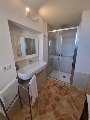 Douche, sèche-cheveux, bidet, serviettes fournies