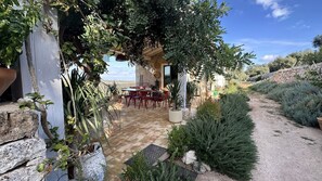 Outdoor dining - Sicilian villa surrounded by greenery (Canicattini Bagni)