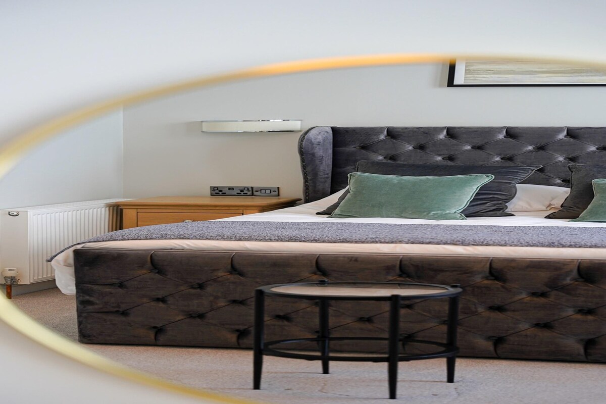Premium bedding, iron/ironing board, travel crib, WiFi (free)