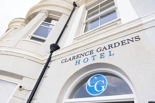 El exterior del Clarence Gardens Hotel, con un llamativo logo en forma de 'G' en la ventana.