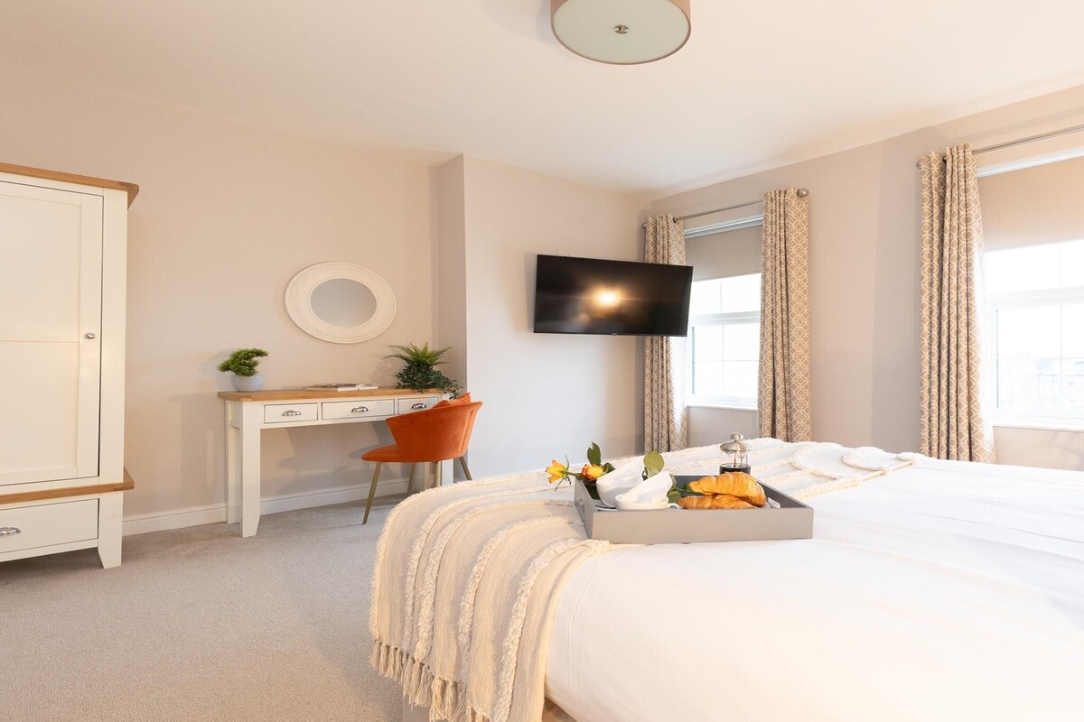Premium bedding, iron/ironing board, travel crib, WiFi (free)