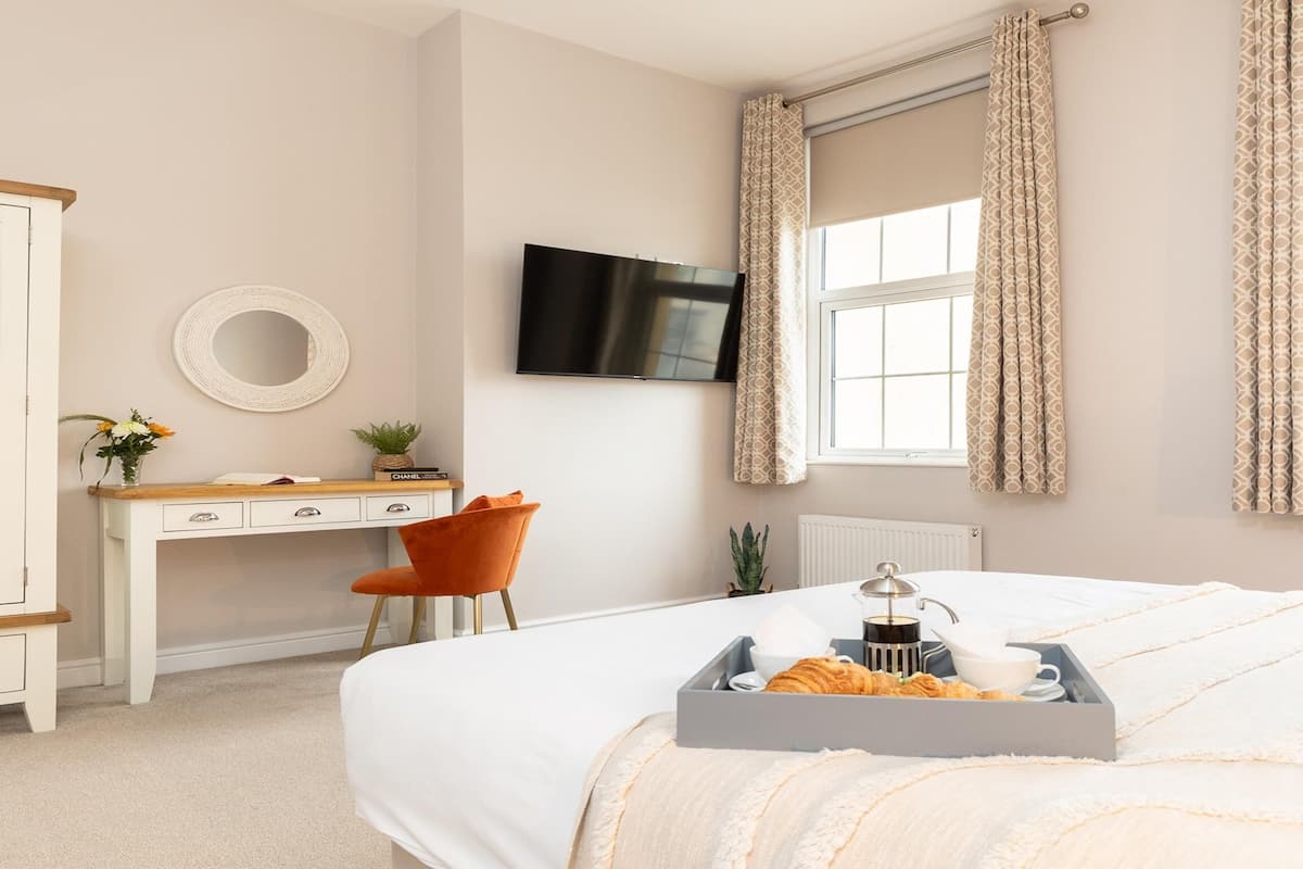 Premium bedding, iron/ironing board, travel crib, WiFi (free)