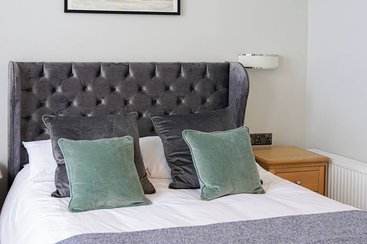 Premium bedding, iron/ironing board, travel crib, WiFi (free)