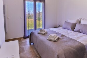 3 chambres, fer et planche à repasser, Wi-Fi, draps fournis