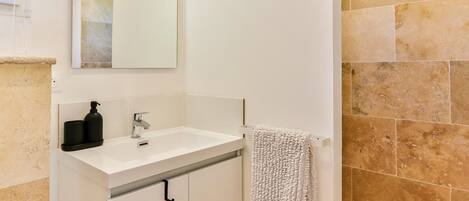 Dusche, Haartrockner, Handtücher, Toilettenpapier