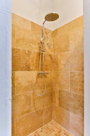 Regadera, secadora de cabello, toallas, papel de baño