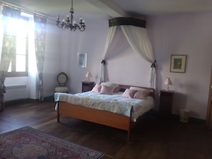 5 bedrooms, iron/ironing board, free WiFi, bed sheets