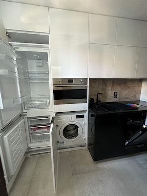 Frigorifero, microonde, forno, piano cottura