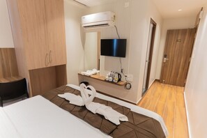 Premium Double Room | Premium bedding, laptop workspace, free WiFi, bed sheets - beestay Hotels Rajahmundry (Rajahmundry)