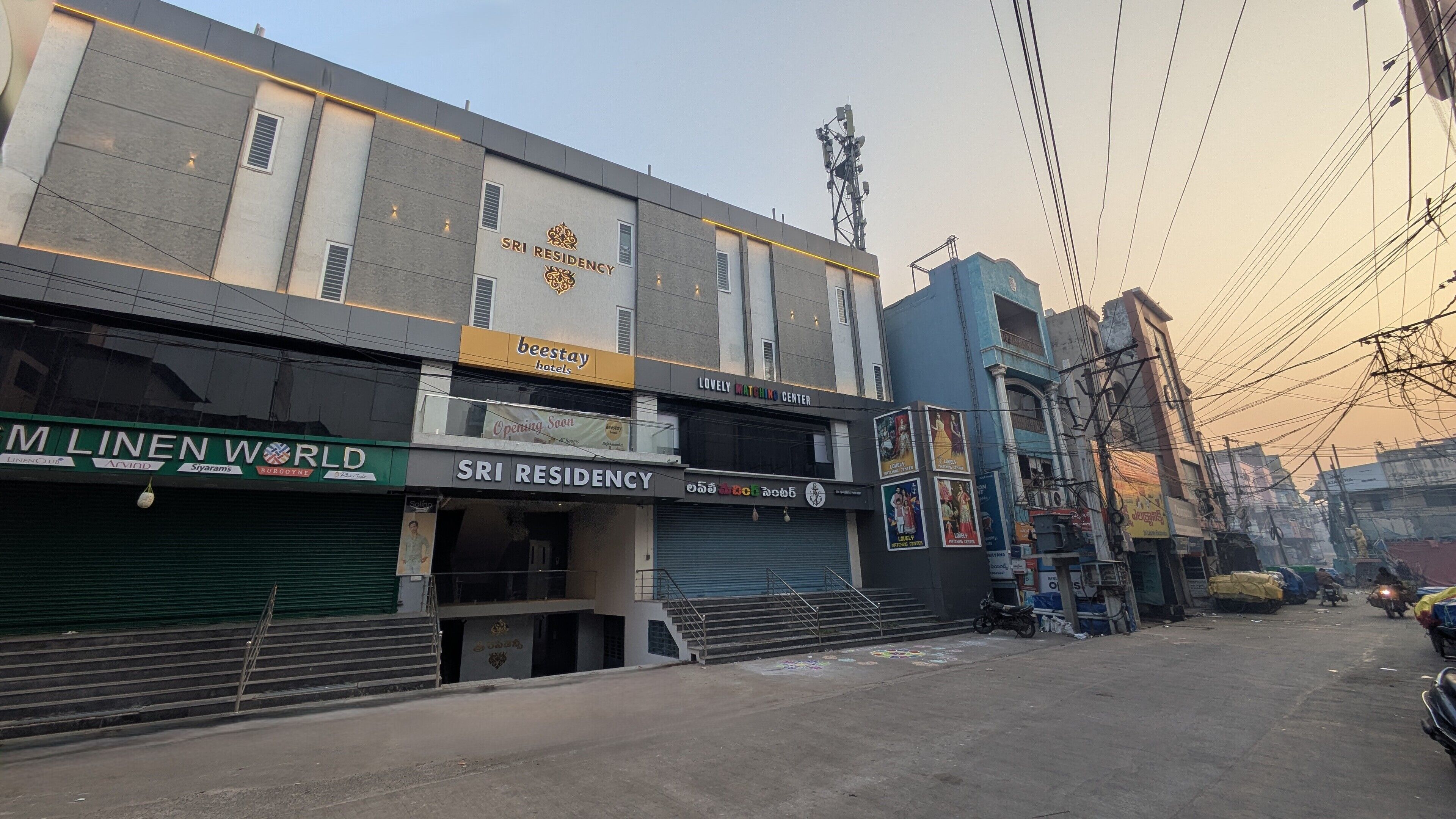 Un edificio con varios comercios, incluyendo 'Sri Residency' y 'Beesta Hotels'.
