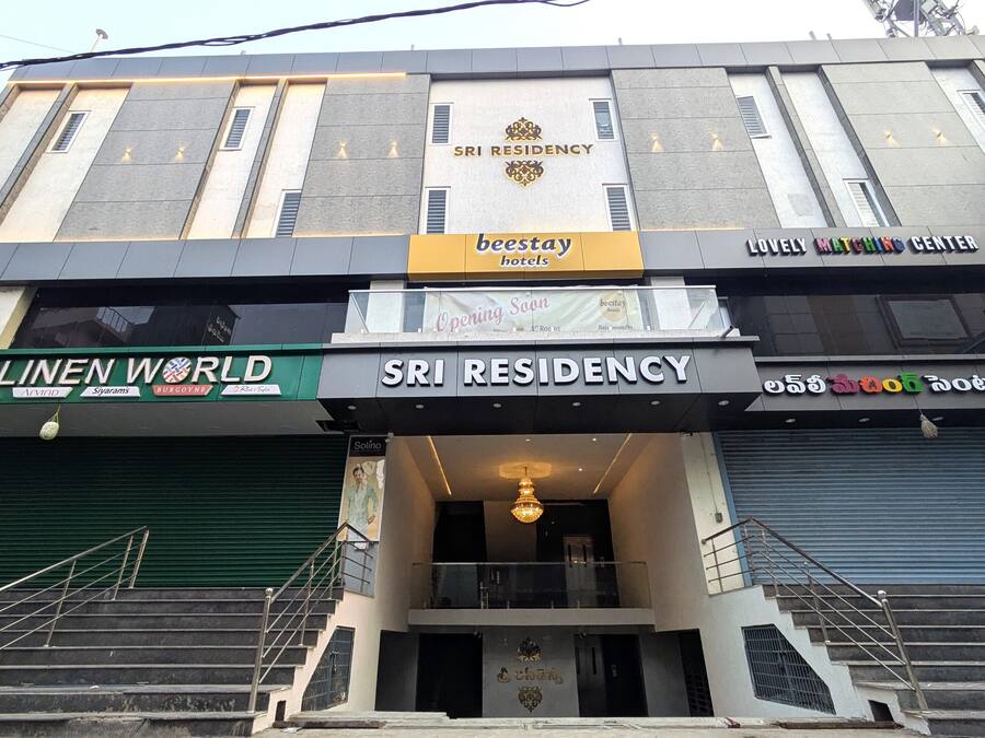 Un bâtiment portant les enseignes « SGM Linen World » et « Sri Residency ».