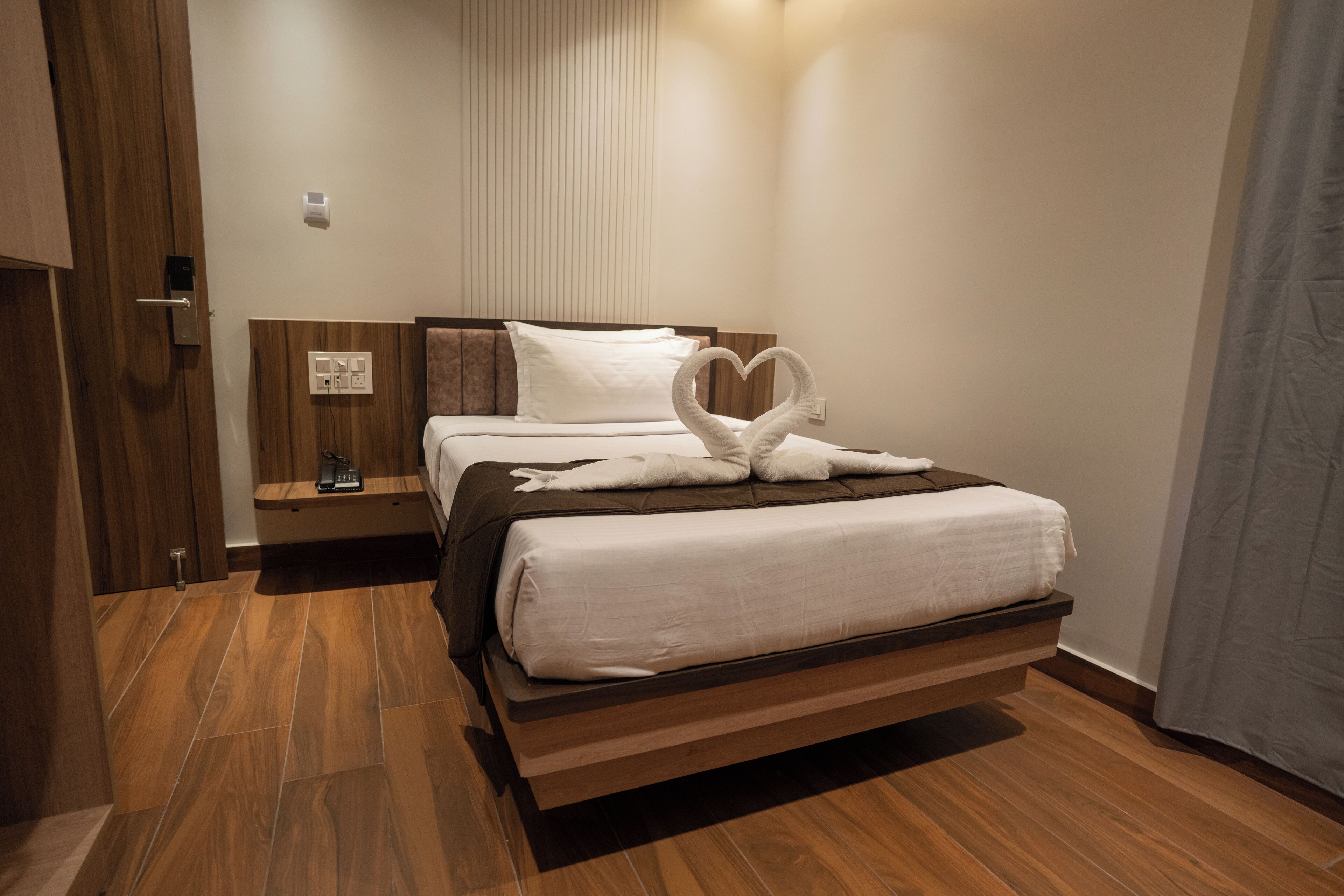 Deluxe Studio | Premium bedding, laptop workspace, free WiFi, bed sheets