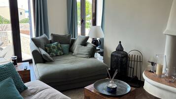 Een smart-tv en een open haard