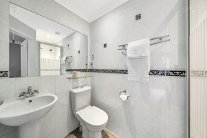 Dusche, Haartrockner, Handtücher, Seife